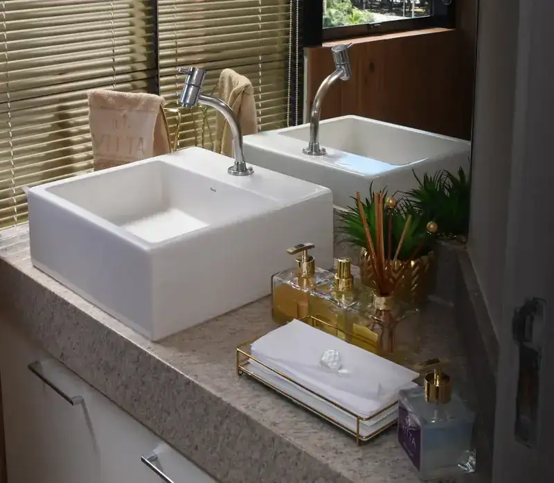 Lavabo com duas cubas brancas e bancada de granito